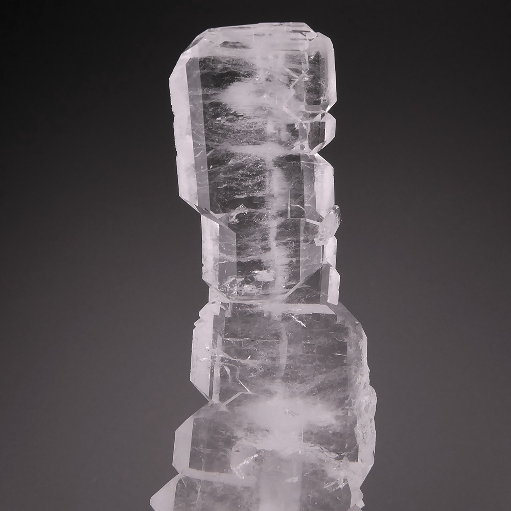 Faden Quartz – Elongated Skeletal Crystal with Pronounced Central Faden Line and Stepped Growth